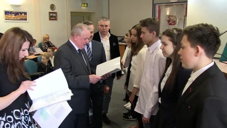 20160418-20160415-c-147-stypendia_prezydenta_przyznane.mp4