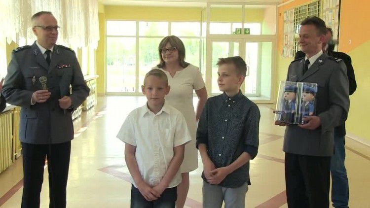 20160513-20160512-c-359-uczniowie_dziewiatki_oddali_znalezione_piniadze.mp4