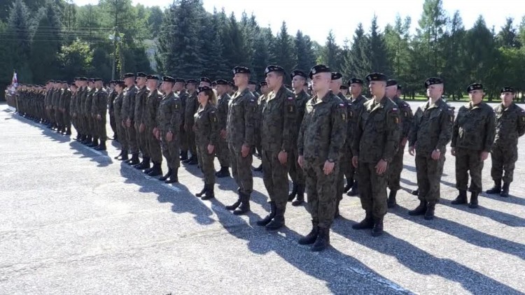 20160914-20160909-c-246-lotnicy_i_spadochroniarze_swietowali.mp4