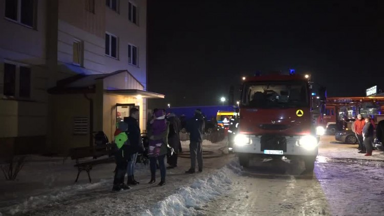 20180119-20180118-c-105-pozar_w_bloku_na_jednym_z_osiedli_w_bialej_podlaskiej.mp4