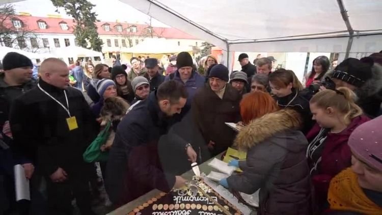 20180330-20180328-c-145-dziesiatki_wystawcow_na_bielskim_jarmarku.mp4
