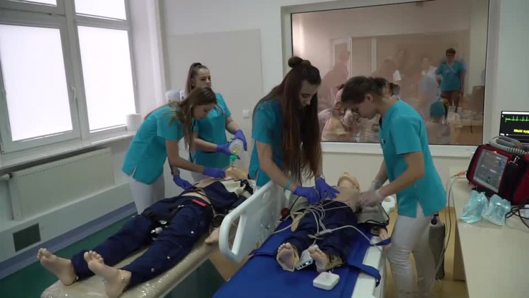 20190304-20190228-c-139-bialskie_pielegniarki_ucza_sie_praktyki_w_uczelnianych_warunkach.mp4