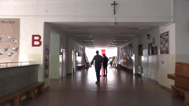 20190810-20190408-c-038-czy_mlodziez_ma_zapewniona_opieke_podczas_strajku-1.mp4
