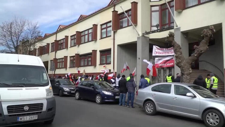20190415-20190412-c-056-rolnicy_staneli_przed_sadem-1.mp4
