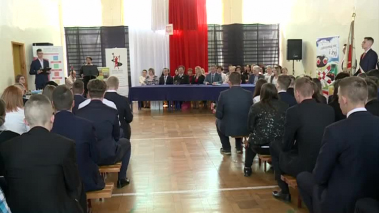 20190501-20190426-c-341-nowa_szkola_branzowa_w_kolejowce-1.mp4