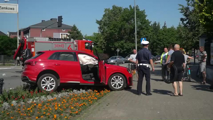 20190614-20190613-c-023-auto_wyladowalo_w_klombie_z_kwiatami_poprawiony-1.mp4