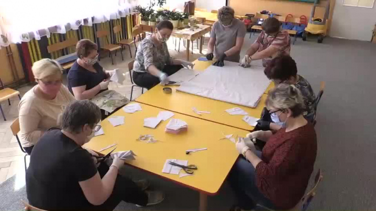 20200420-20200416-c-140-w_przedszkolach_w_losicach_tez_szyja_maseczki-1.mp4