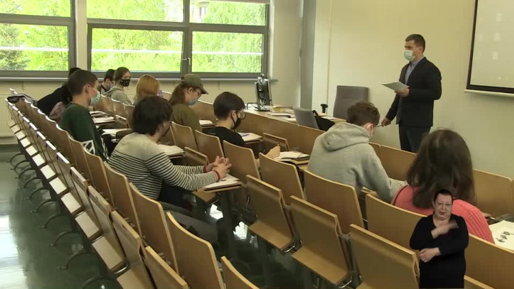 kwadrans-akademicki-maj-2021-poprawione-z-tlumaczem-1.mp4