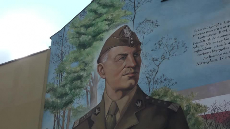 20211004-20211002-c-318-mural-wladyslawa-sikorskiego-w-miedzyrzecu-podlaskim-1.mp4