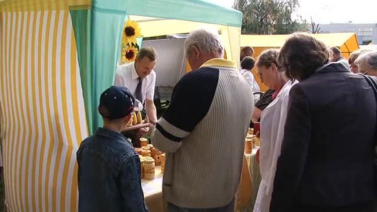 20110926-20110925-c-12c20-siedleckie_targi_miodu.mp4