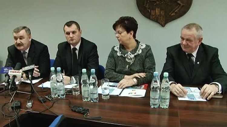 20111214-konferencjaprasowaum.mp4